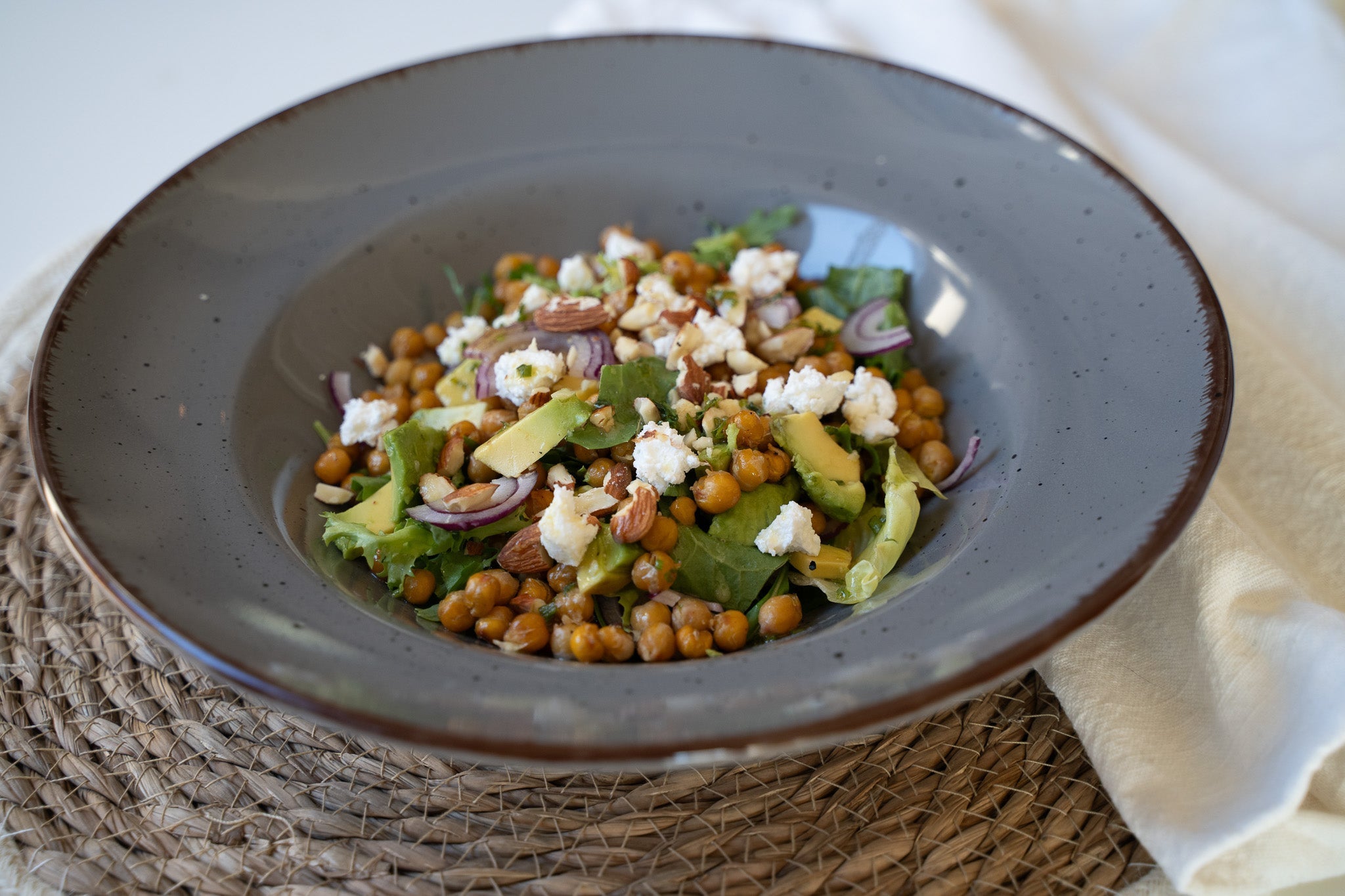 Csicseriborsó saláta kecskesajttal