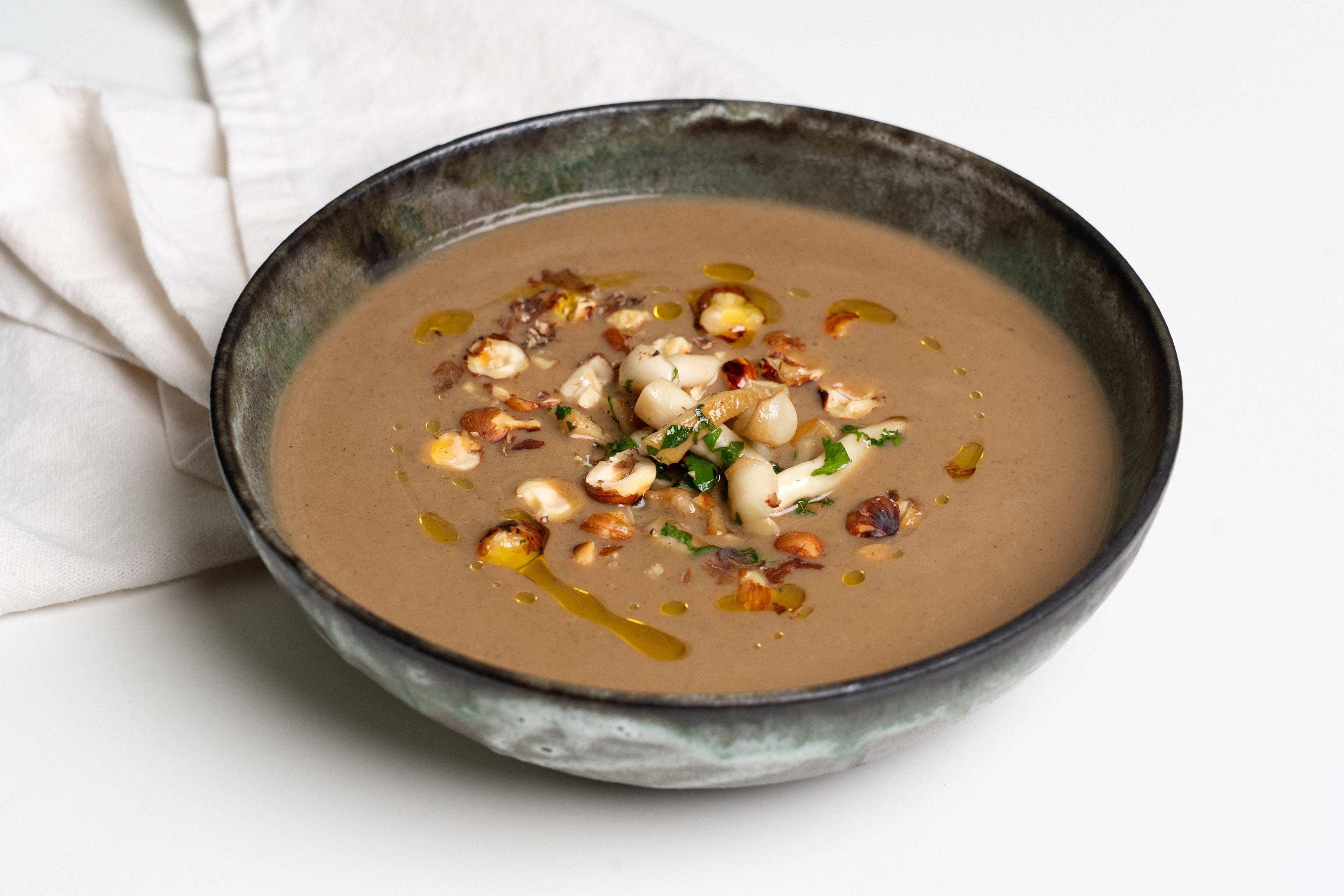 Csicsókaleves pirított shimeji gombával és törökmogyoróval