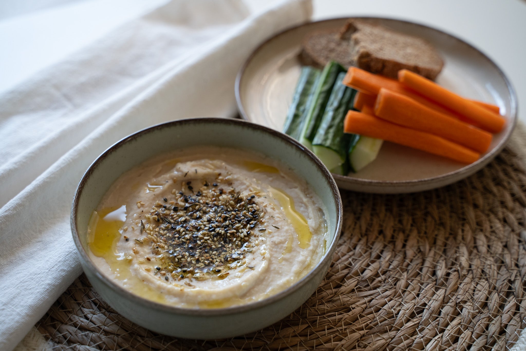 Hummusz rozskenyérrel és zöldségekkel