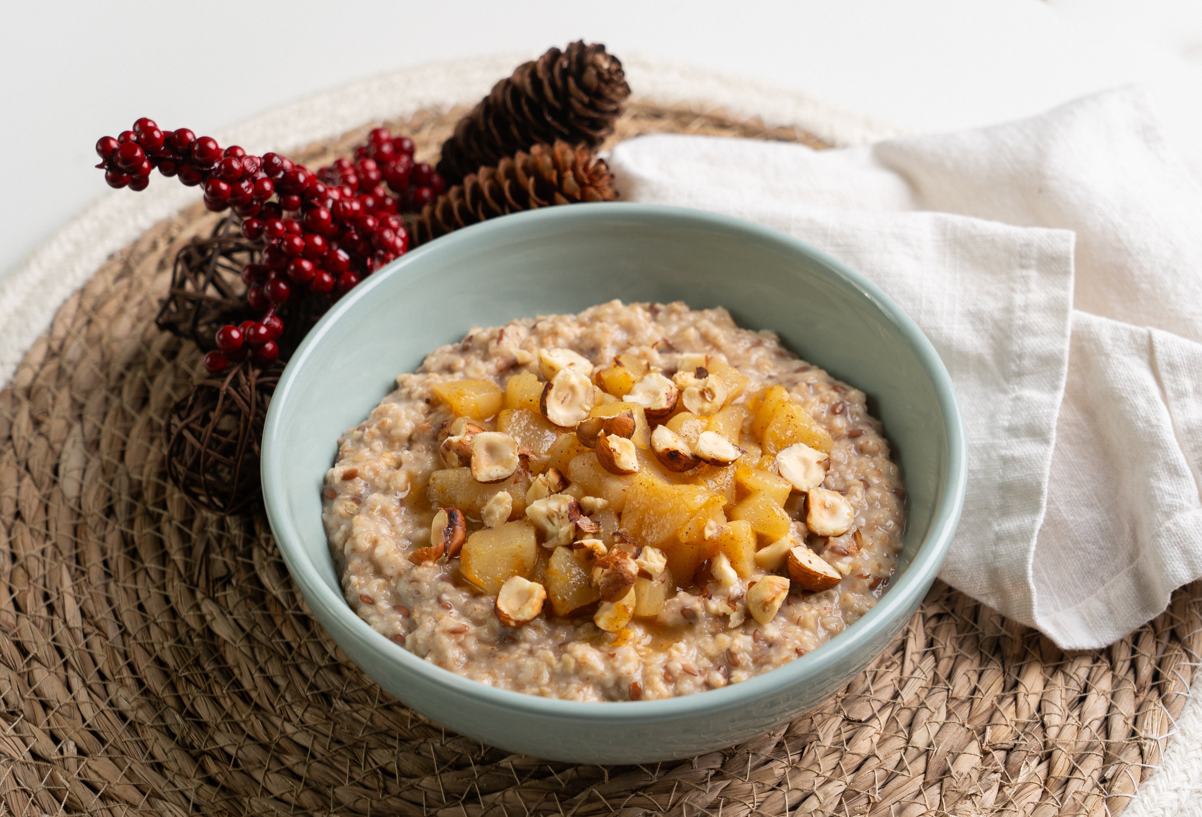 Búzakorpás zabkása fűszeres körteraguval és pirított törökmogyoróval