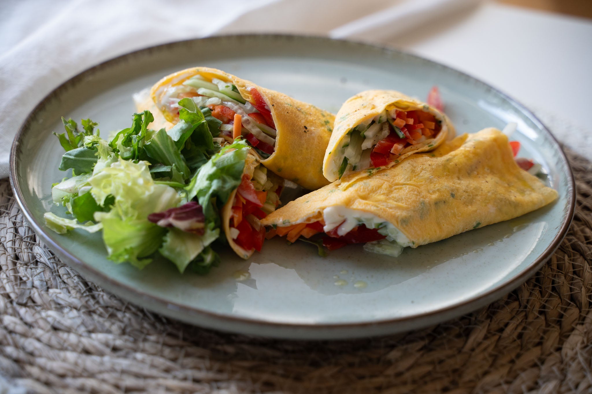 Tojáspalacsinta friss zöldségekkel