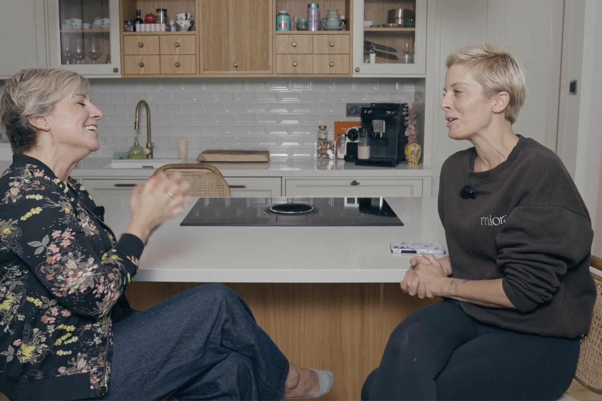 Tatár Csilla és Ábel Anita beszélgetés közben a konyhában