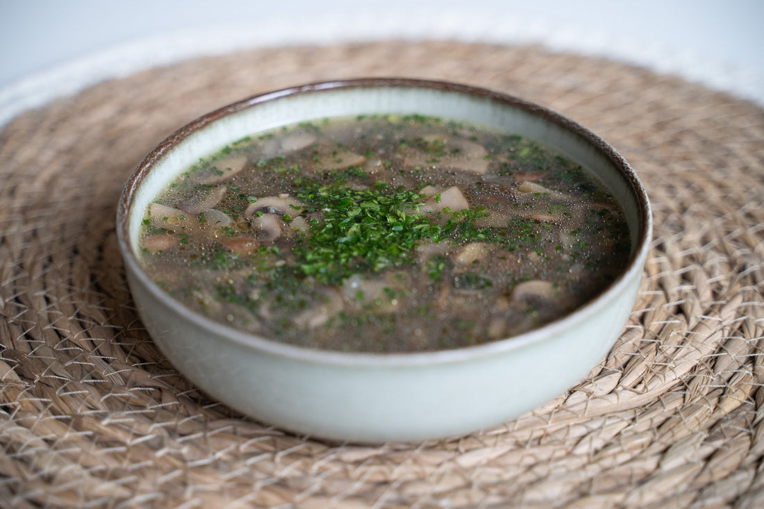 Gombaleves zöld fűszerekkel