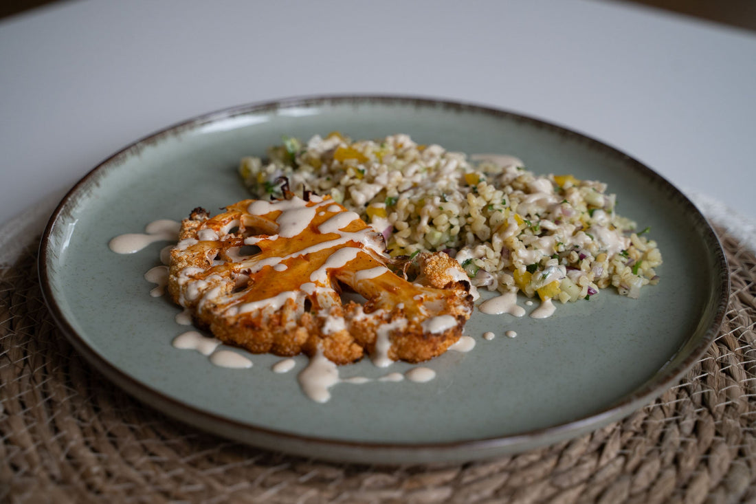 Karfiolsteak bulgursalátával és tahini öntettel