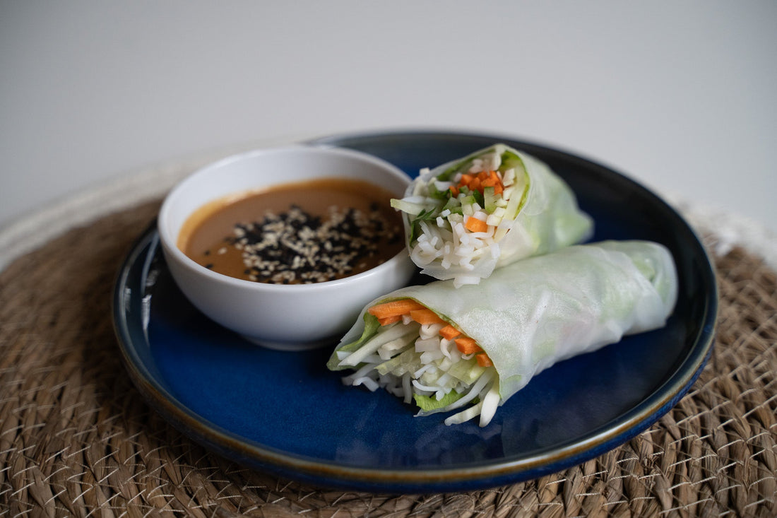 Zöldséges nyári tekercs mogyorós öntettel