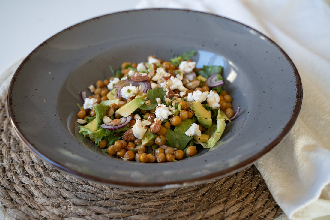 Csicseriborsó saláta kecskesajttal