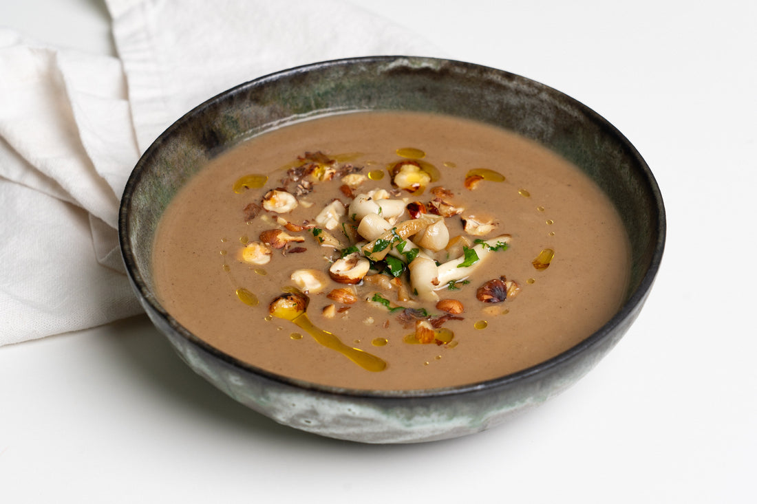 Csicsókaleves pirított shimeji gombával és törökmogyoróval