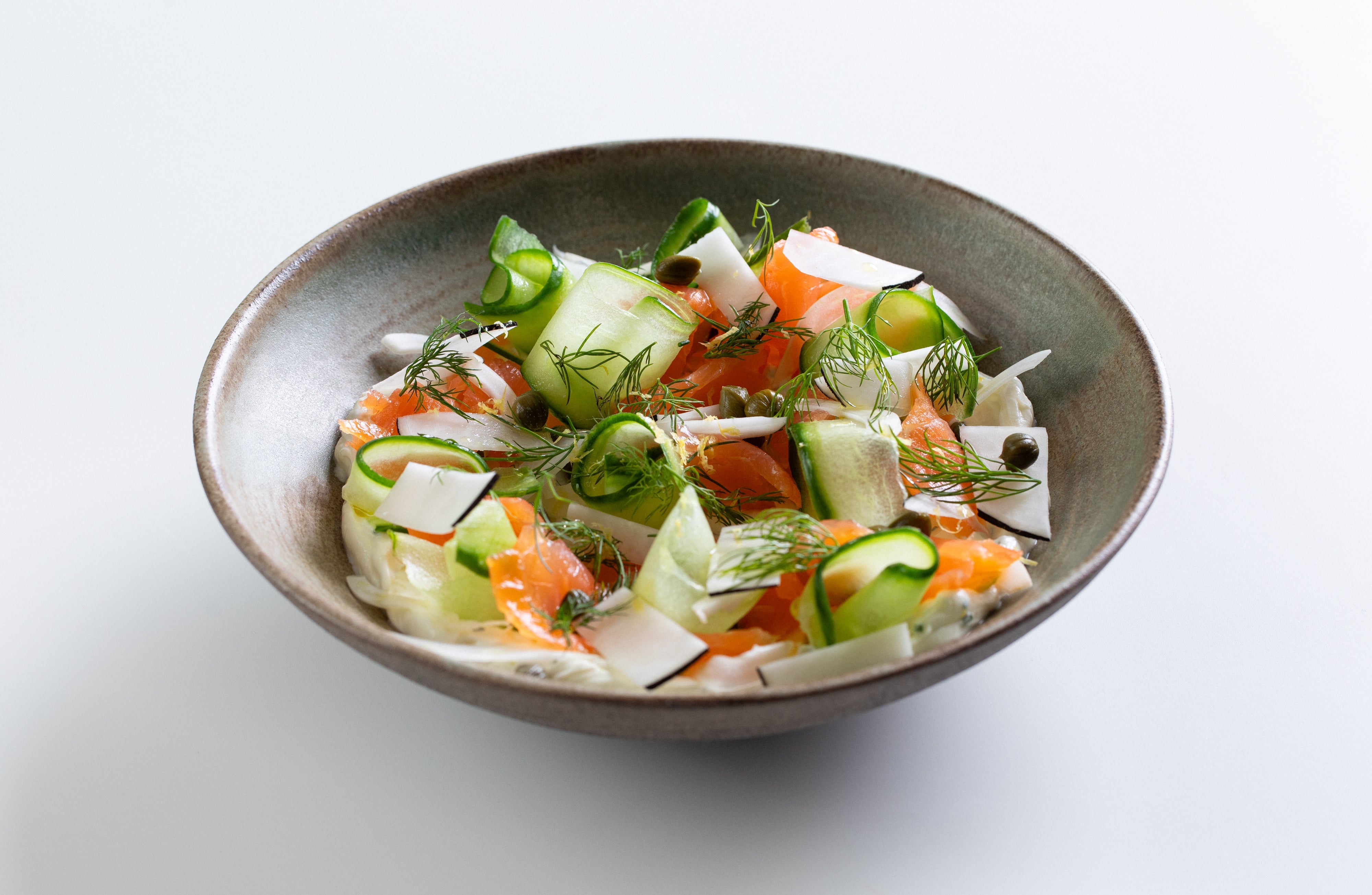 Füstölt lazacos kence friss zöldségekkel