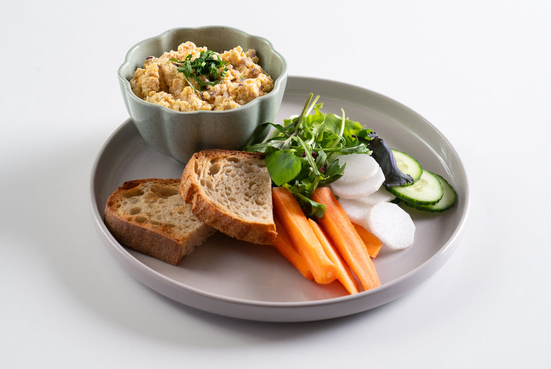 Csicseriborsós tojáskrém friss zöldségekkel