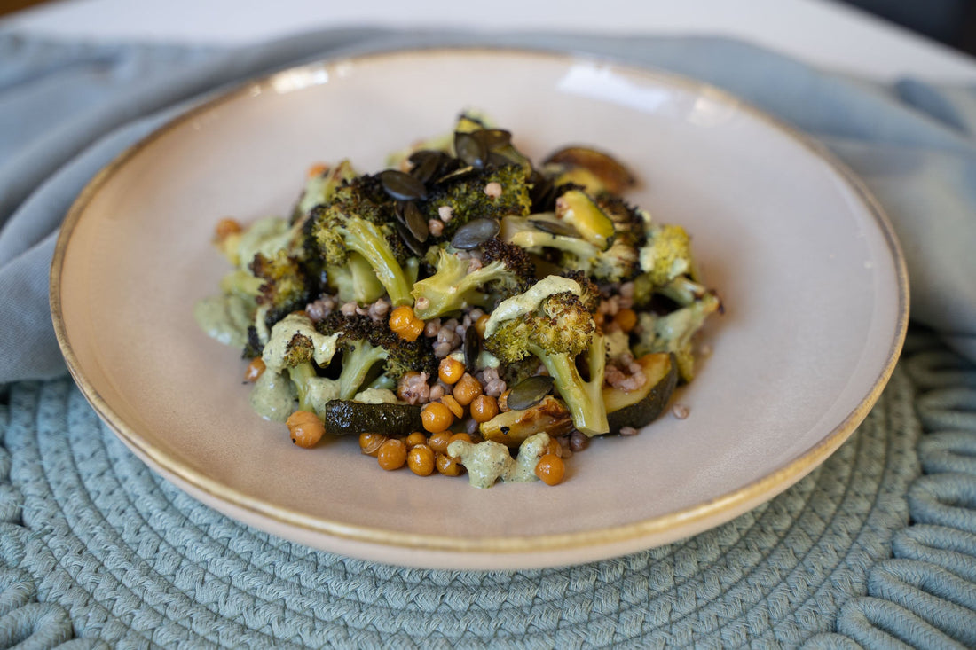 Sült brokkoli hajdinával, tökmagos öntettel